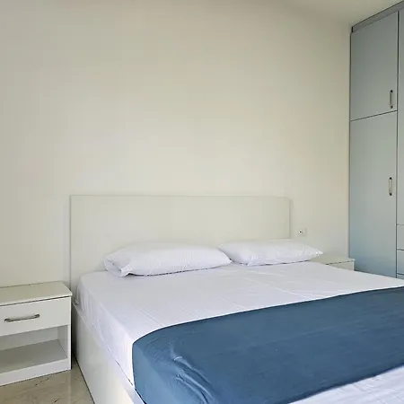 One Bedroom In 001 *