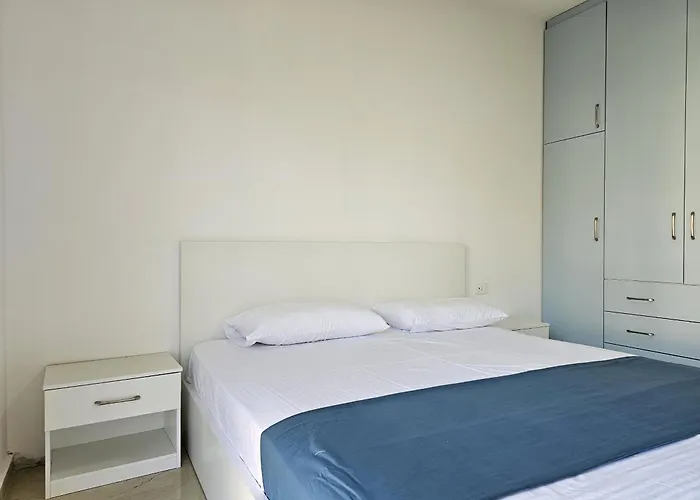 One Bedroom In 001 *